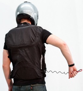 Die Motorradweste von D.P.I. Safety mit dem ADAC-Urteil "guter Nutzwert".