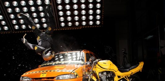 ADAC testet Airbag-Jacken für Motorradfahrer