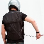 Die Motorradweste von D.P.I. Safety mit dem ADAC-Urteil „guter Nutzwert“.