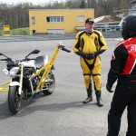 ADAC-Fahrsicherheitstraining: Instruktor Joachim Petri mit einer Triumph Street Triple mit Schräglagenausleger